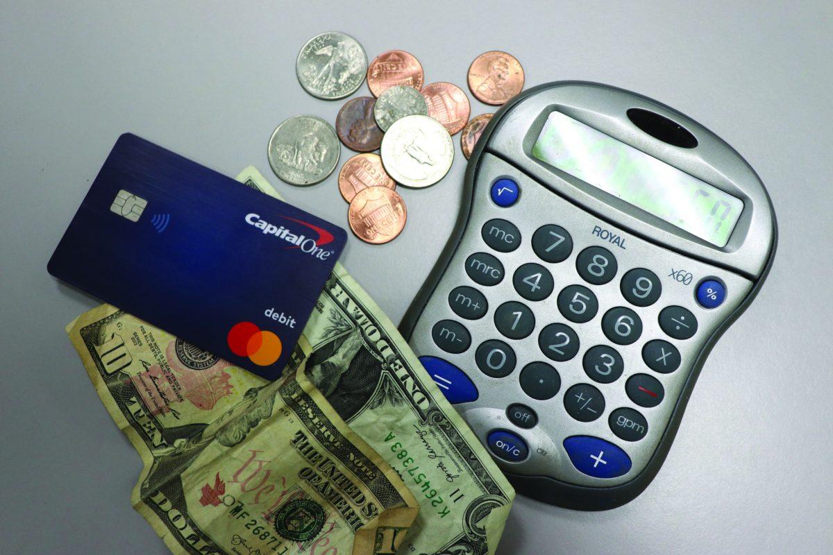 This image showes a credit card, change and calculator.